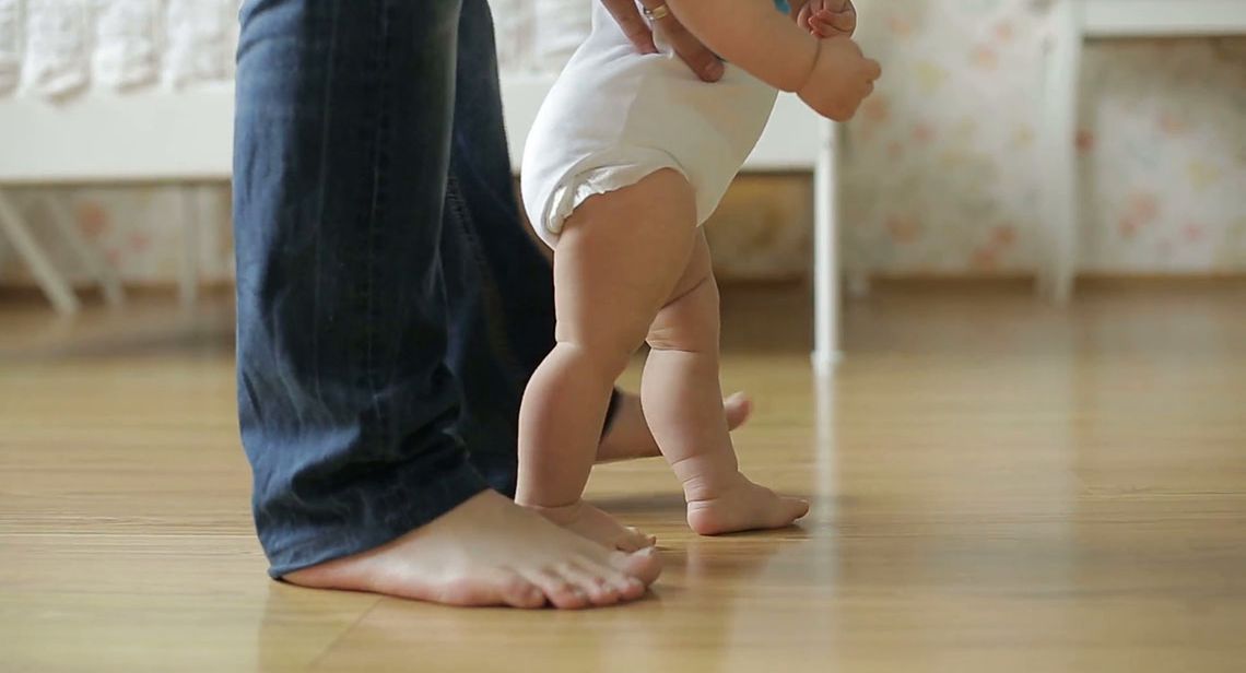 کودک از چه زمانی شروع به راه رفتن می کند؟